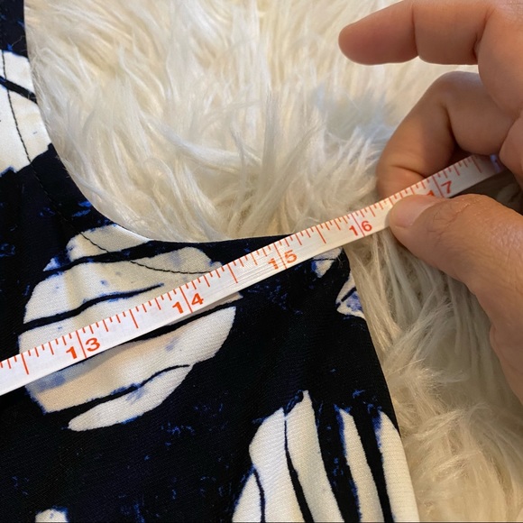 🌵 4/25 DKNY geometric polka dot v neck blouse - Picture 8 of 9